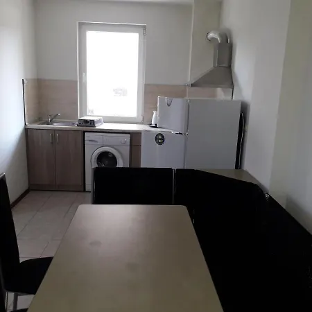 Ganz Real Estate 2 Lägenhet